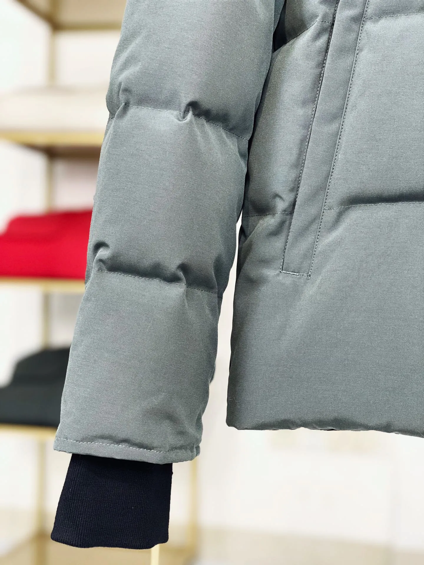 P820 Canada goose/Canada Goose Wyndham 388M 29 parka down jackets, genuine original version, you need to compare with the genuine product at any time, all accessories are customized from the original factory 💯The softness and hardness of the fabric are compared with the genuine ones, and they can be restored by kneading at will (fabric misunderstanding: fabrics that are not high hardness are waterproof. Only when you buy the latest genuine version this year will you notice the softness and comfort of the fabric) 💯Authentic white duck down is synchronized with the down Fluffy and not clumping, filled with electronically controlled down filling machine. 💯Customized zippers with authentic YKK military-grade copper core zipper pulls. High hardness and no jamming. 💯The fur collar is purchased from Western Canada coyote skin and is customized. Zipper cord, pocket label, back label, collar velvet, velcro fasteners, cuffs, all details are updated simultaneously with the original version, the best version, the most complete color matching, the fighter in the world 29, battle various worldly goods, size: XS-XXL (size chart attached below), color: as shown below